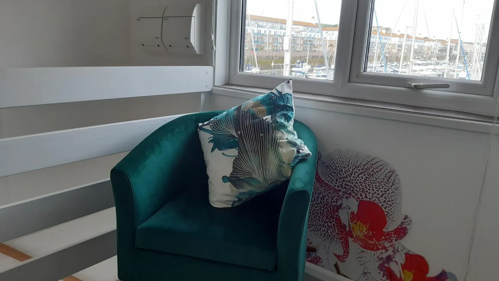 Chic Apartment In The Heart Of Brighton Marina